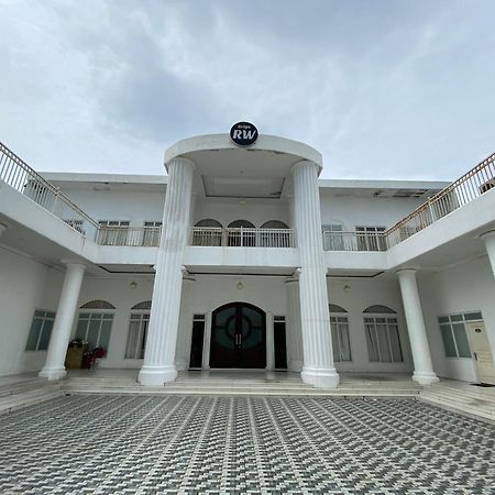 Griya Rw Family Guest House Redpartner Solo Esterno foto