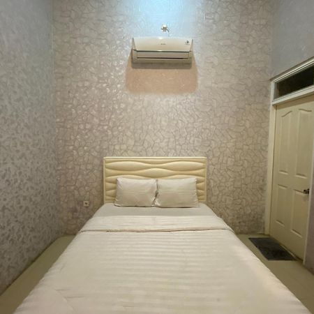 Griya Rw Family Guest House Redpartner Solo Esterno foto