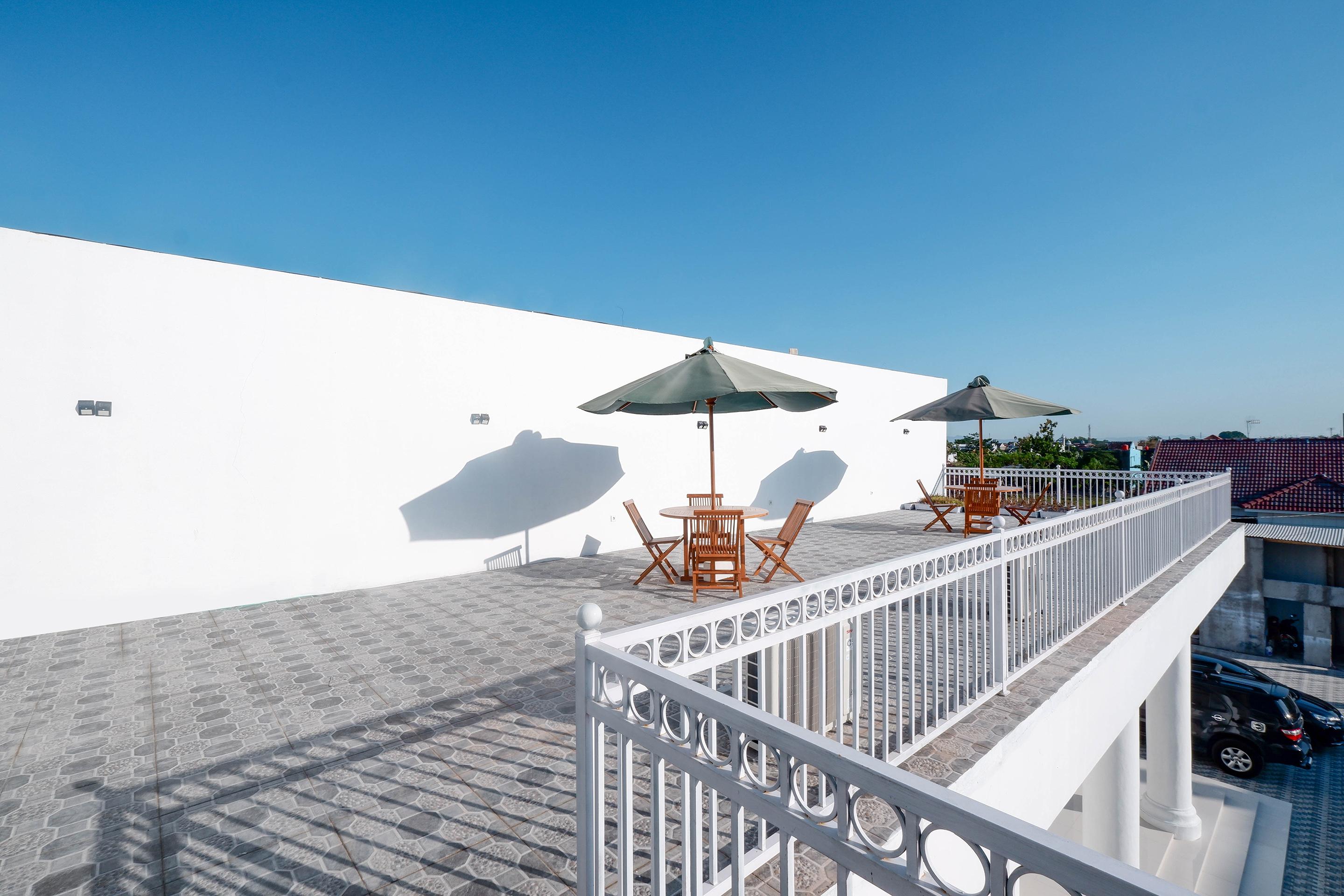 Griya Rw Family Guest House Redpartner Solo Esterno foto