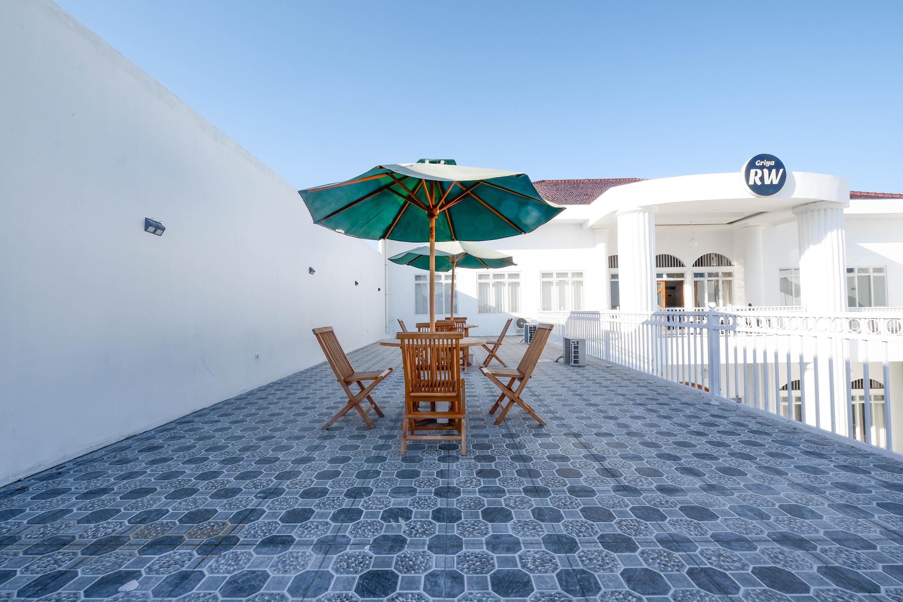 Griya Rw Family Guest House Redpartner Solo Esterno foto