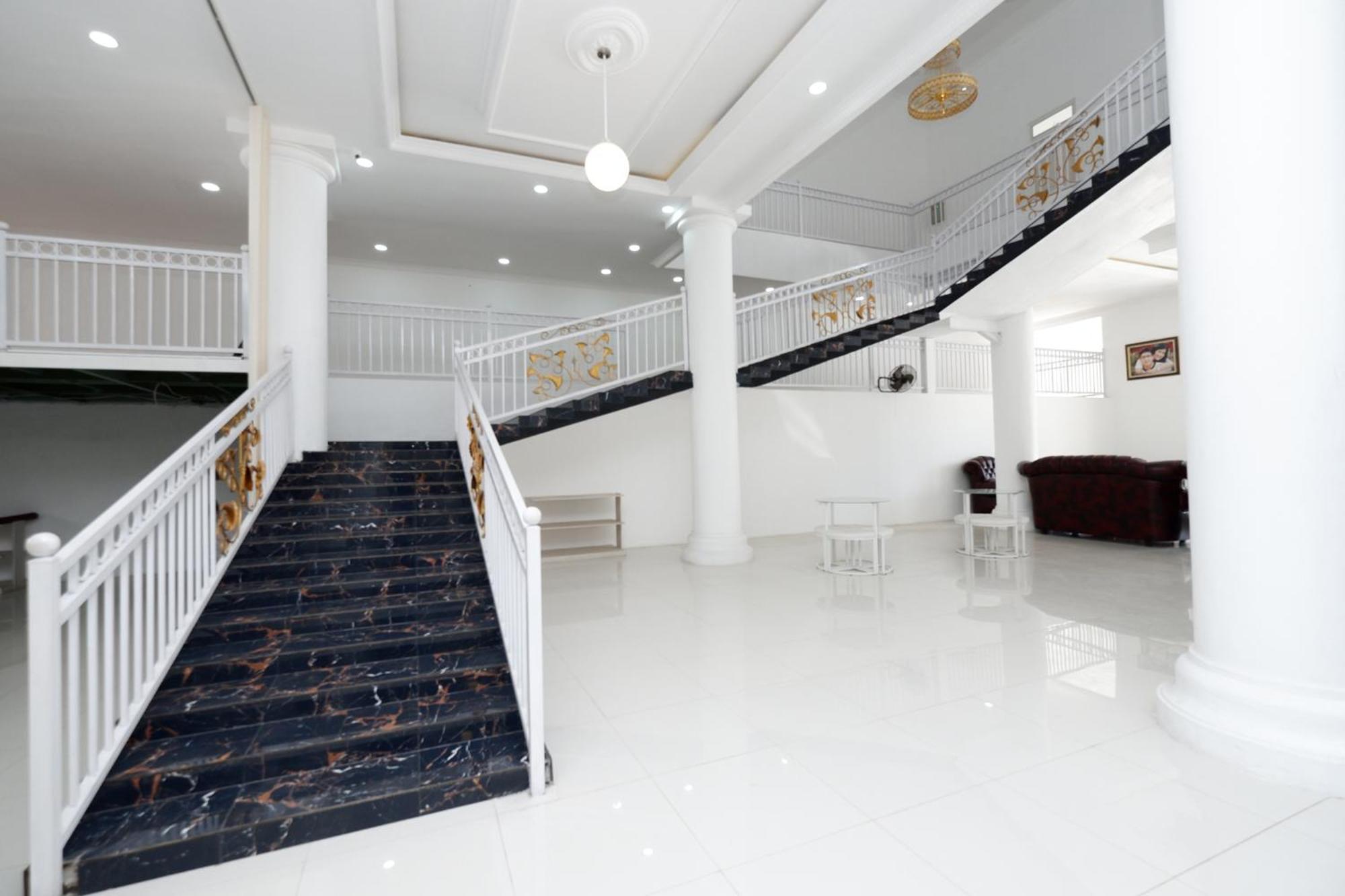 Griya Rw Family Guest House Redpartner Solo Esterno foto