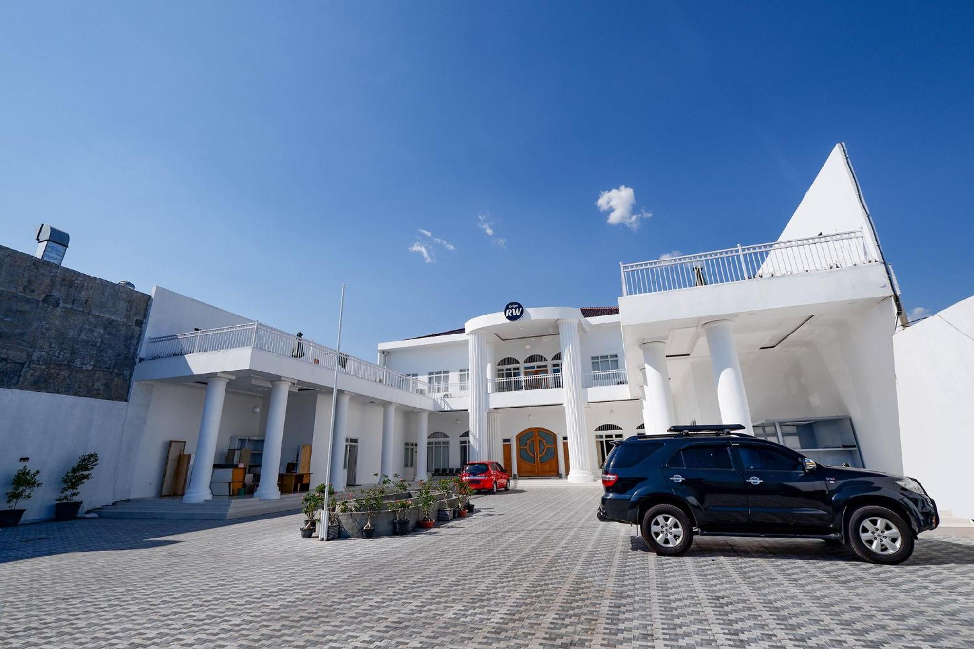 Griya Rw Family Guest House Redpartner Solo Esterno foto