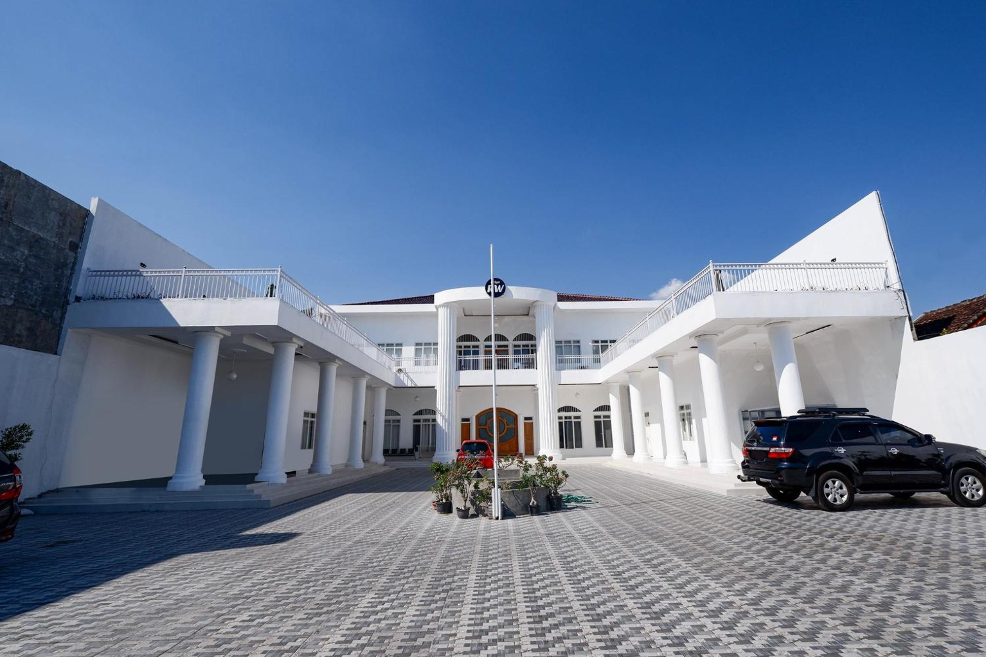 Griya Rw Family Guest House Redpartner Solo Esterno foto