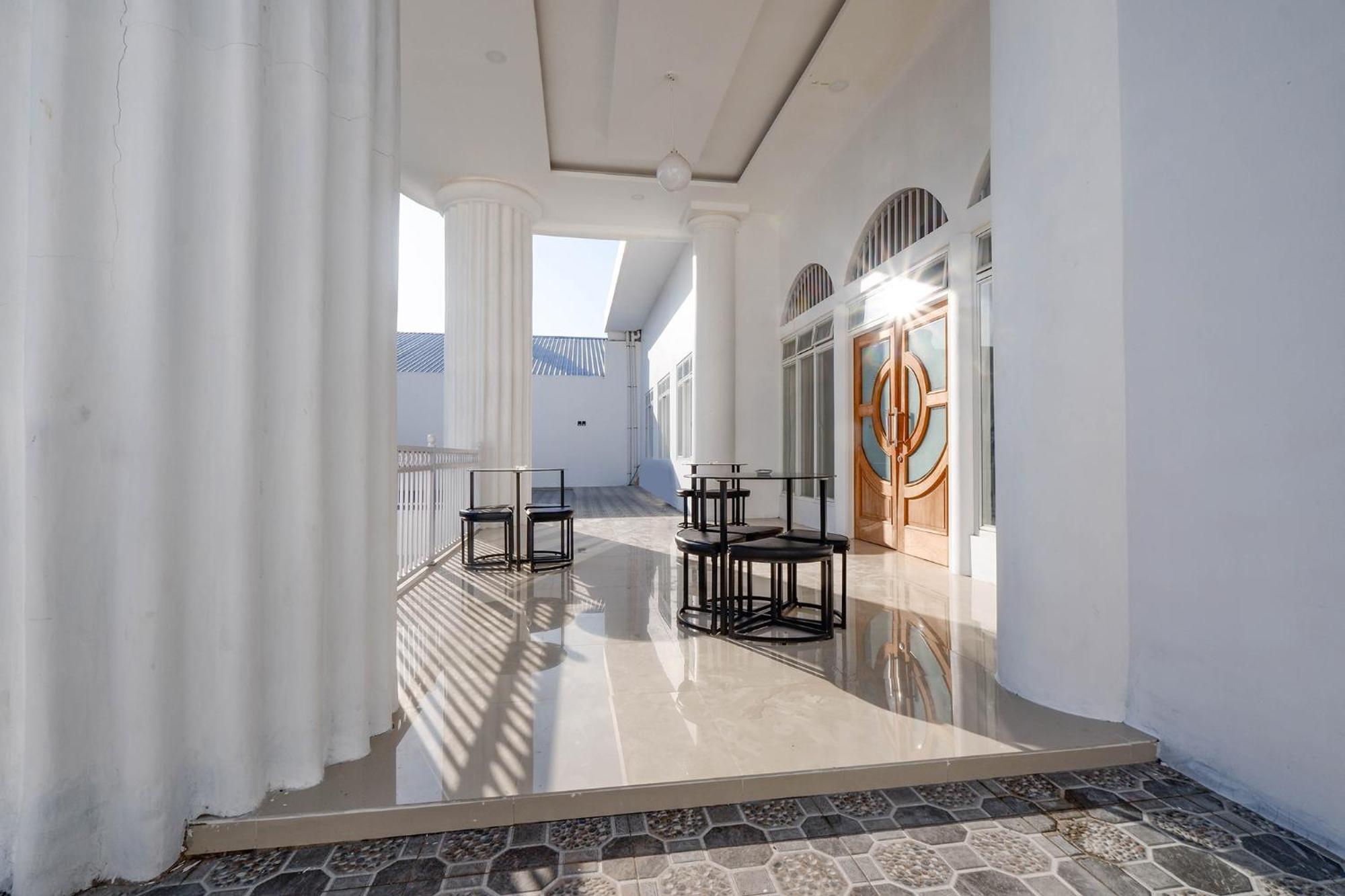 Griya Rw Family Guest House Redpartner Solo Esterno foto