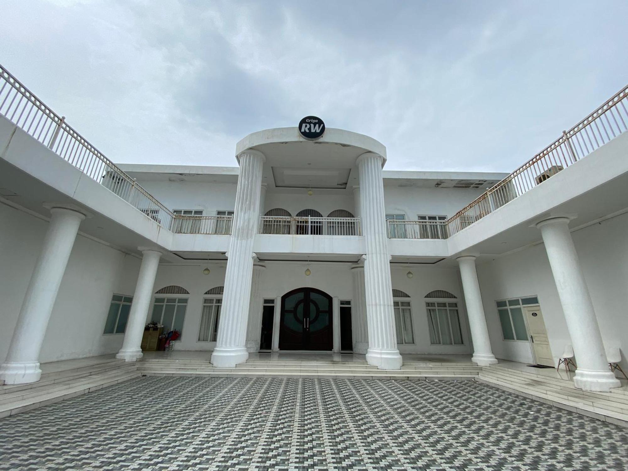 Griya Rw Family Guest House Redpartner Solo Esterno foto