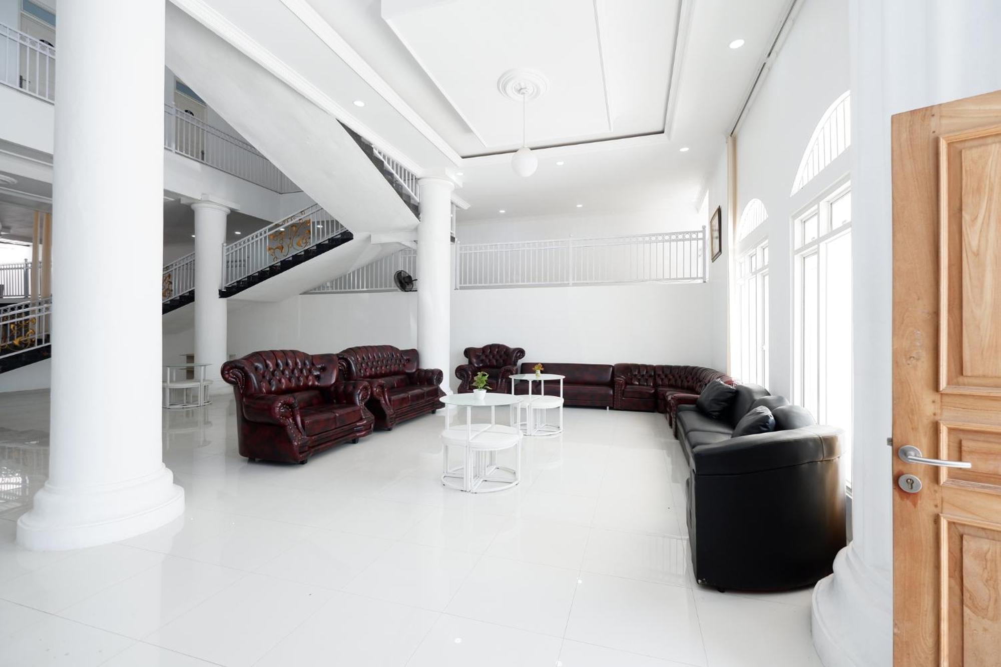 Griya Rw Family Guest House Redpartner Solo Esterno foto