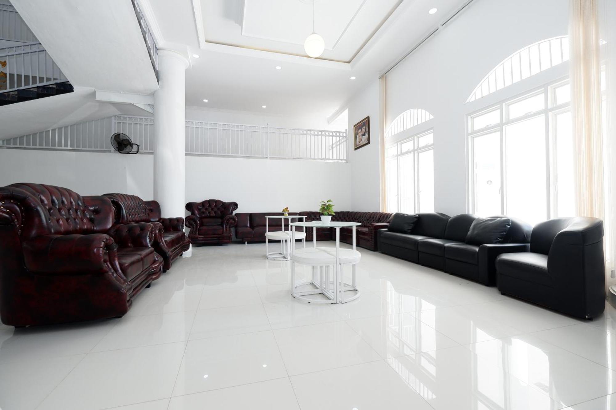 Griya Rw Family Guest House Redpartner Solo Esterno foto