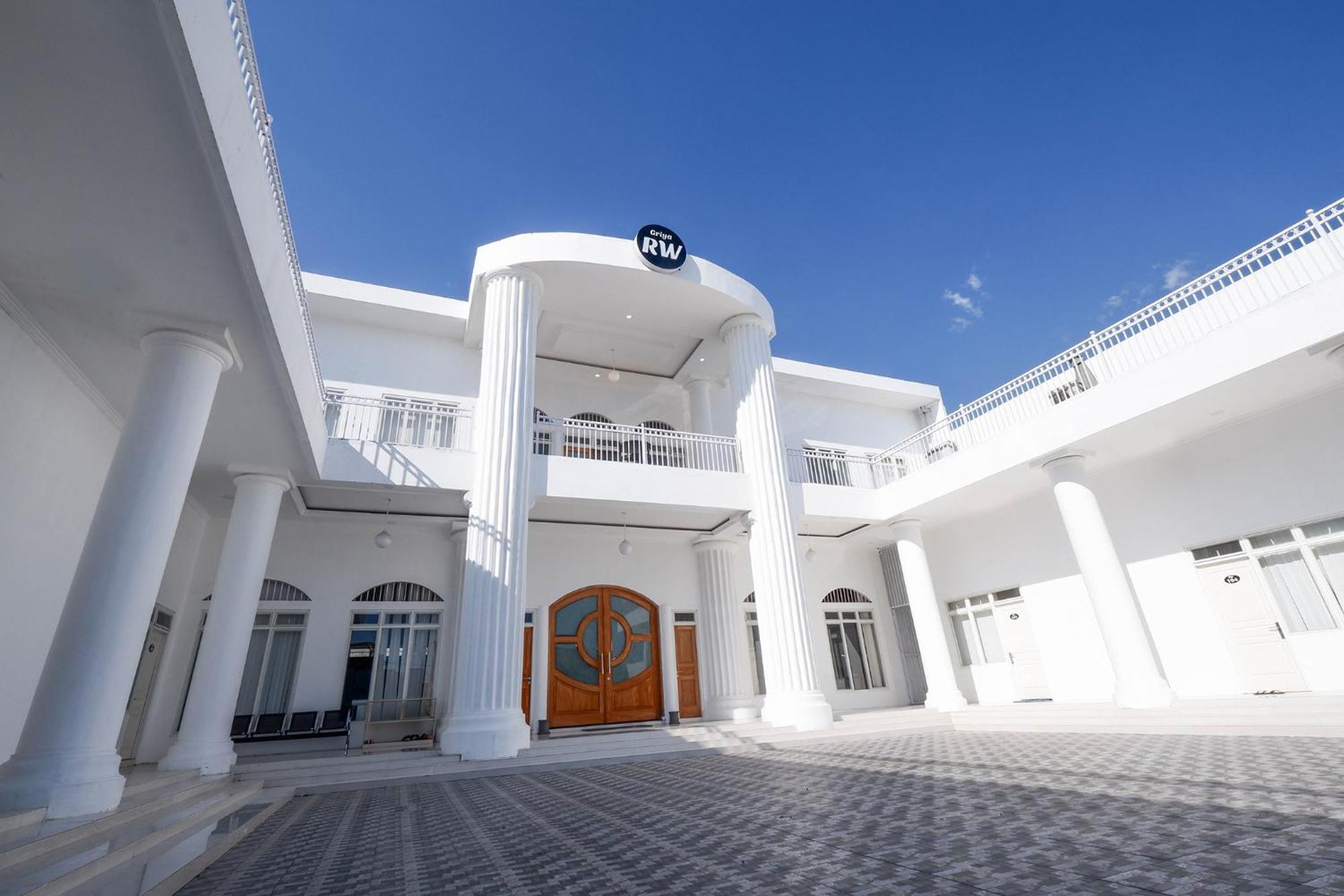 Griya Rw Family Guest House Redpartner Solo Esterno foto
