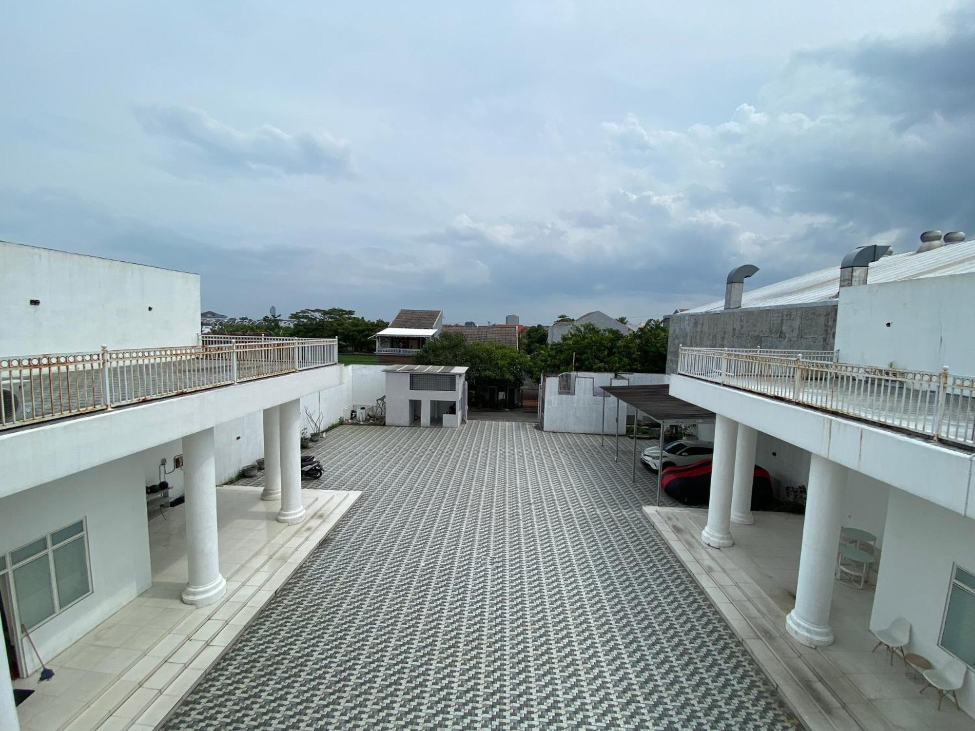 Griya Rw Family Guest House Redpartner Solo Esterno foto