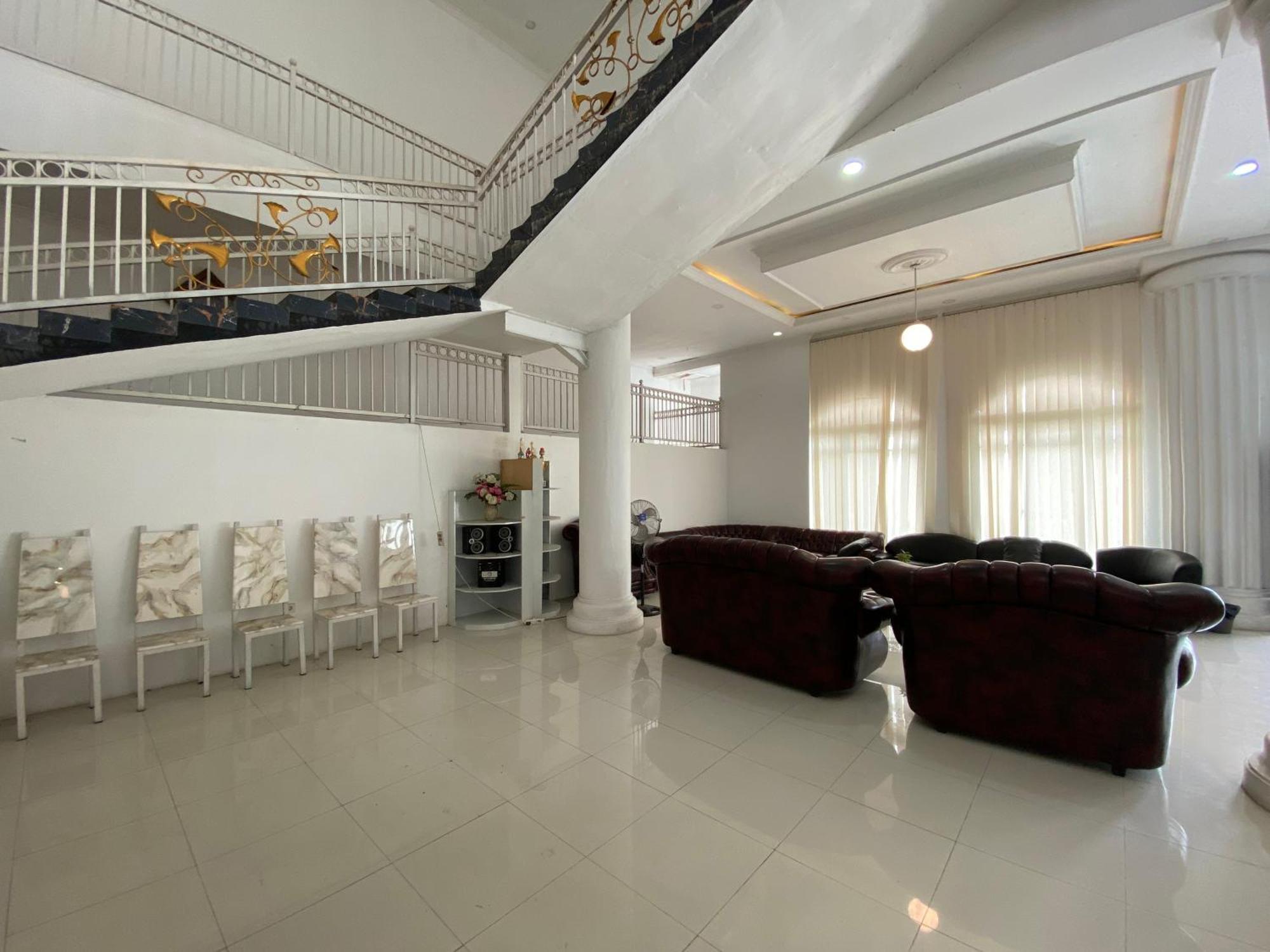 Griya Rw Family Guest House Redpartner Solo Esterno foto