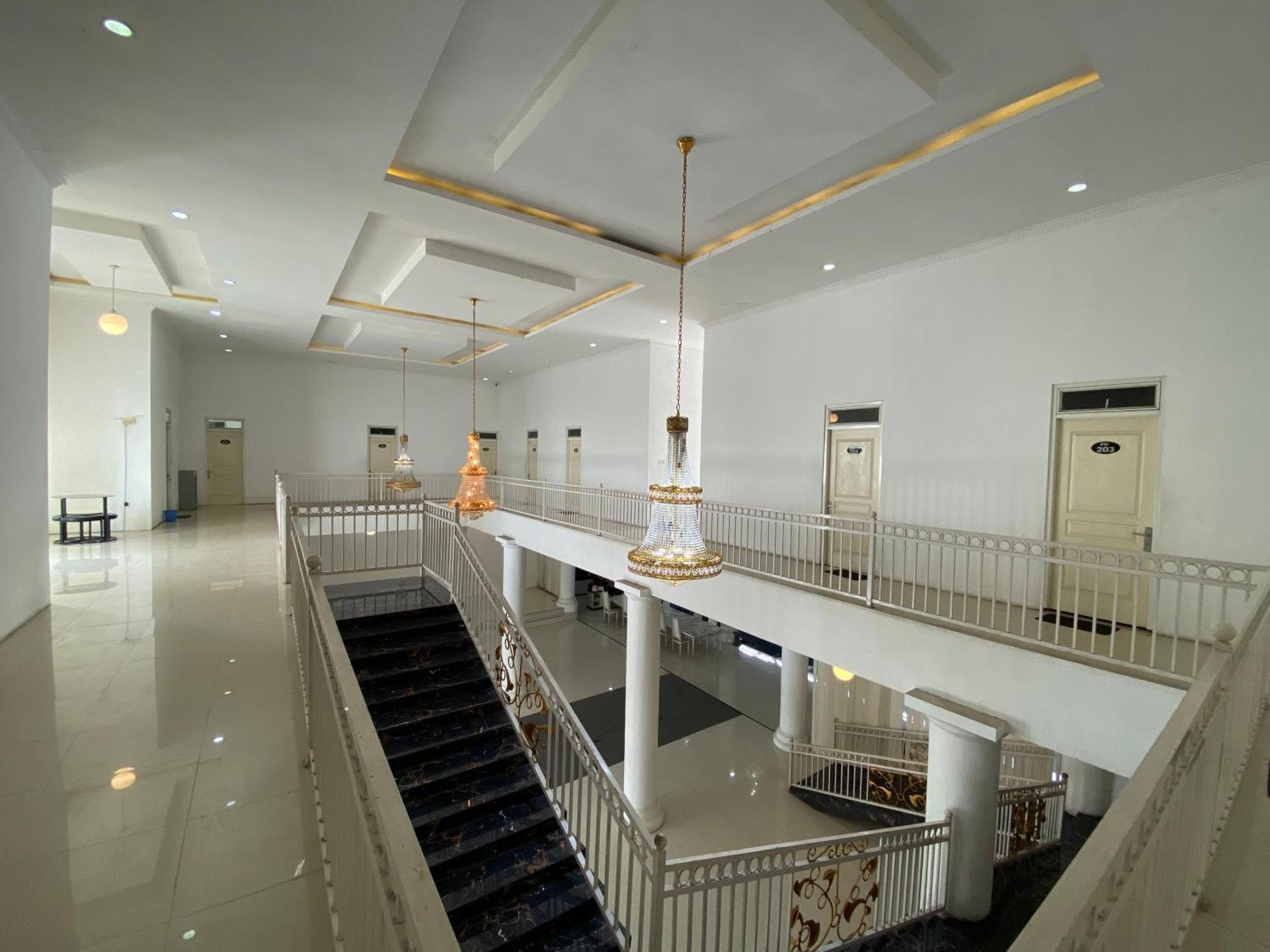 Griya Rw Family Guest House Redpartner Solo Esterno foto