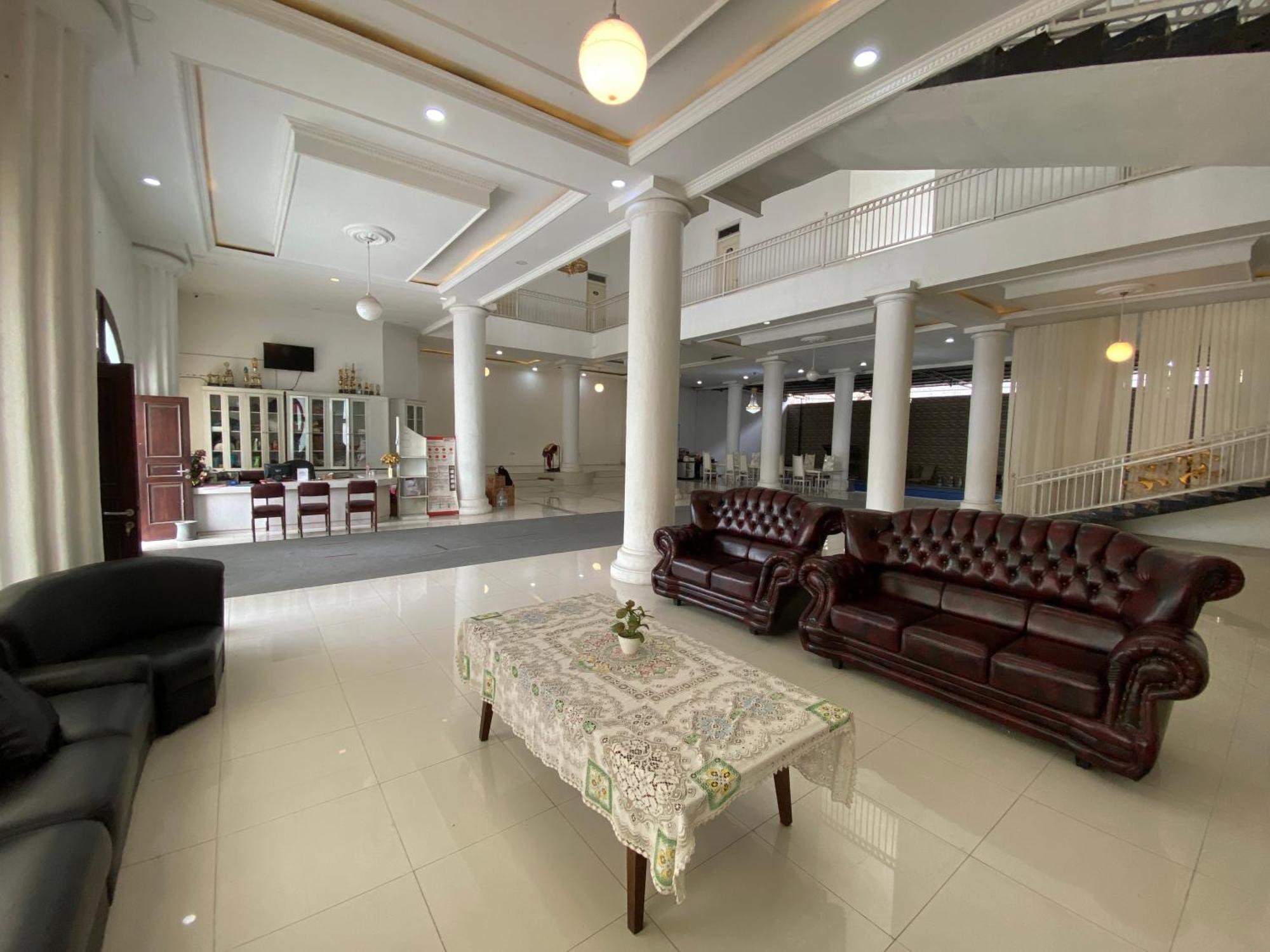Griya Rw Family Guest House Redpartner Solo Esterno foto