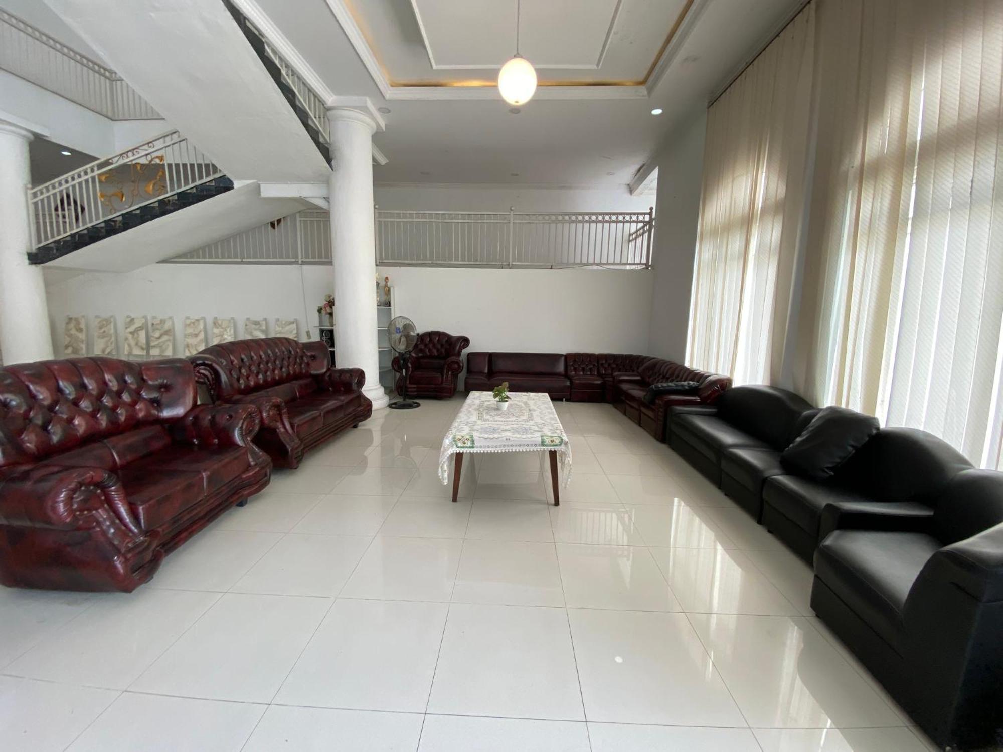 Griya Rw Family Guest House Redpartner Solo Esterno foto
