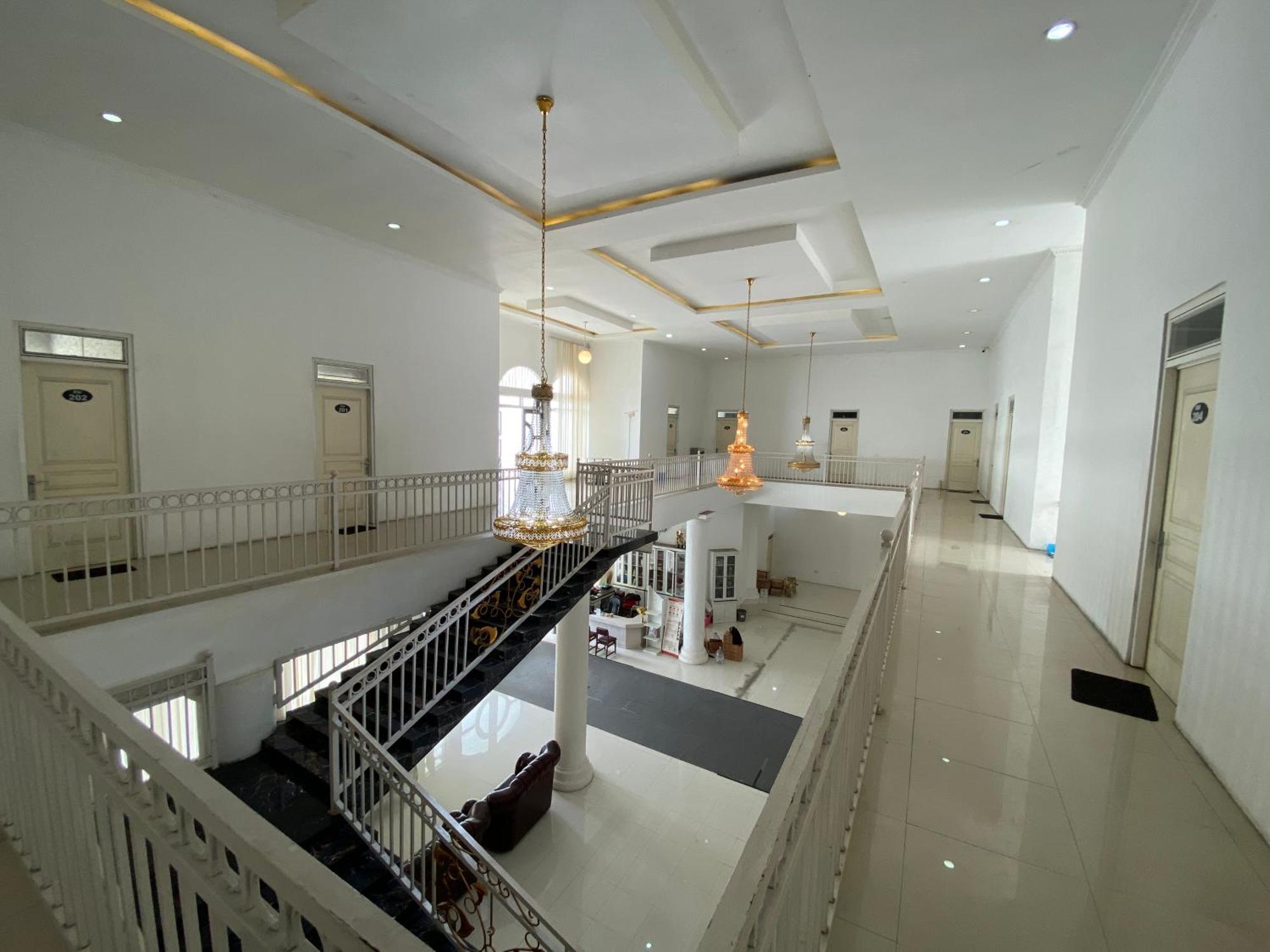 Griya Rw Family Guest House Redpartner Solo Esterno foto