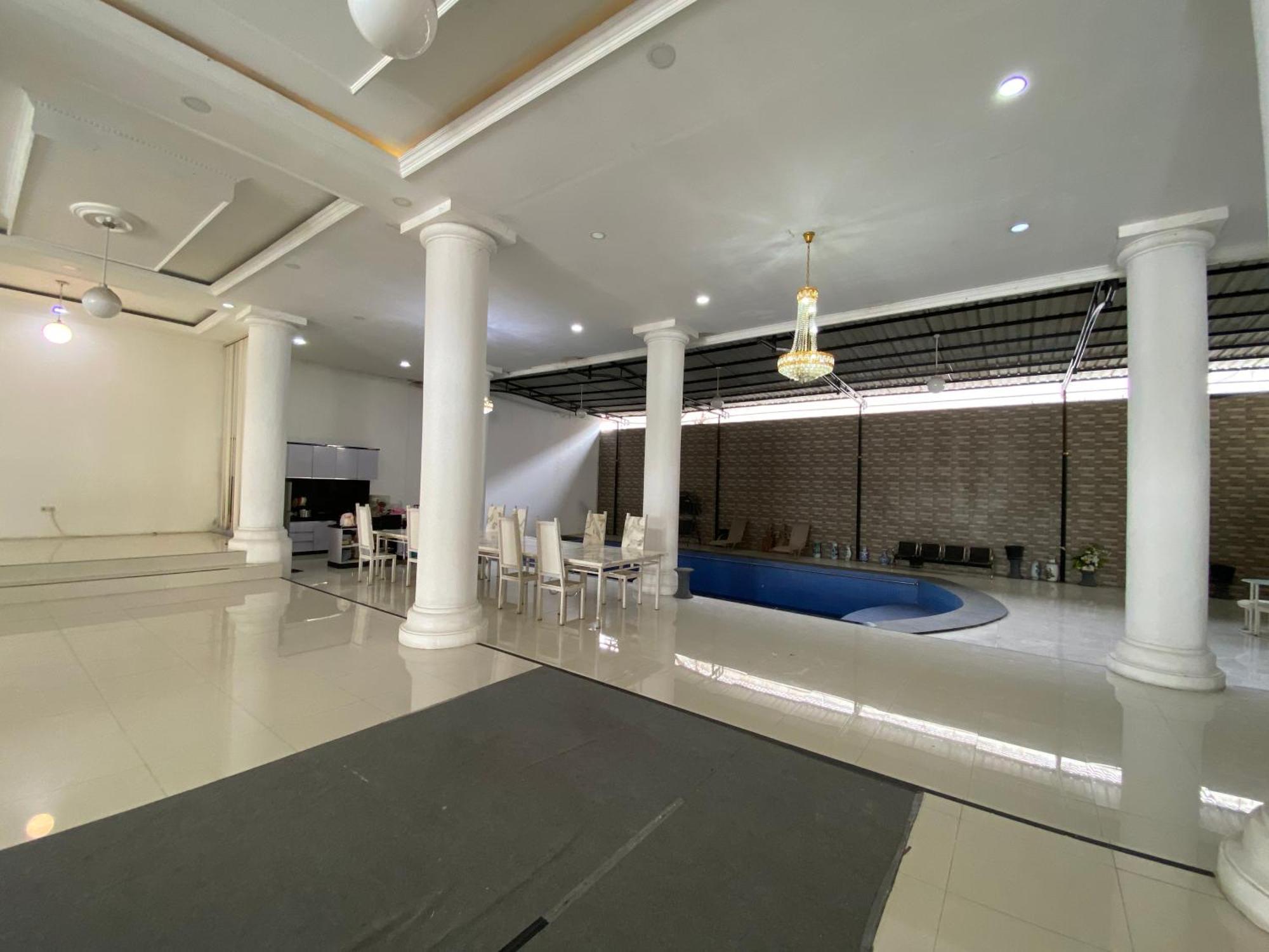 Griya Rw Family Guest House Redpartner Solo Esterno foto
