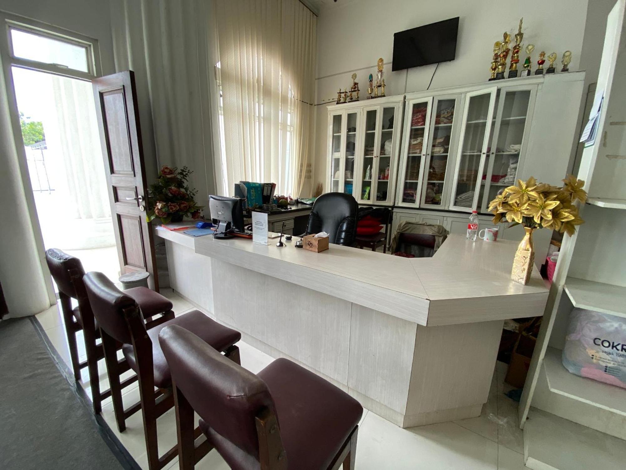 Griya Rw Family Guest House Redpartner Solo Esterno foto