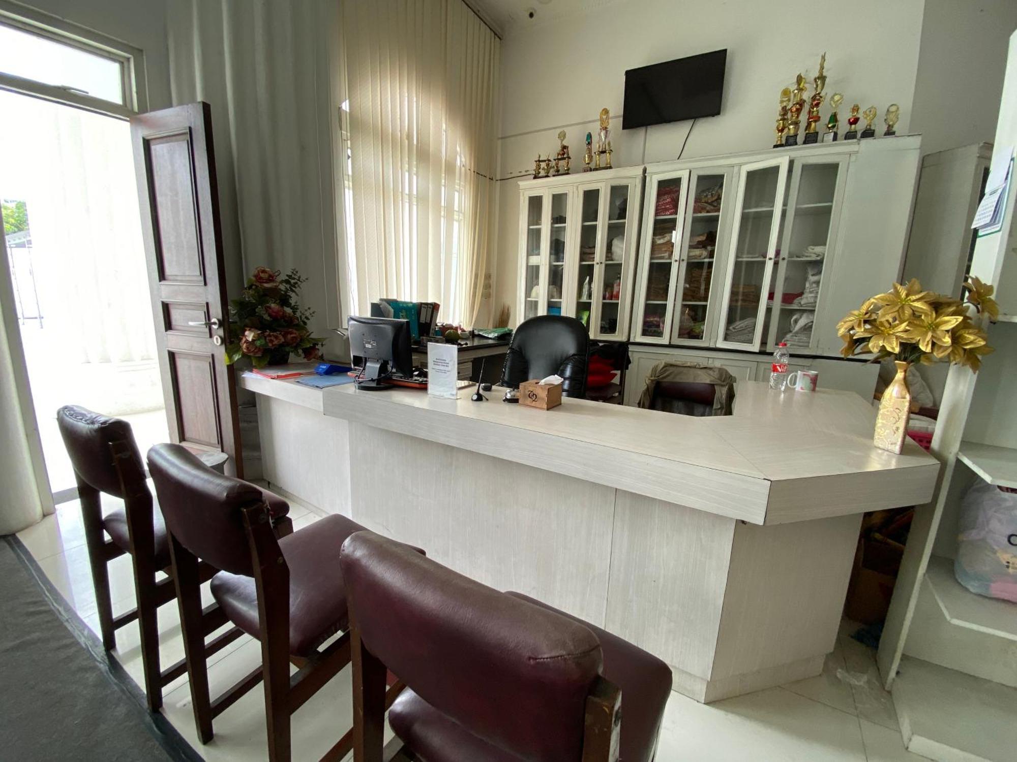 Griya Rw Family Guest House Redpartner Solo Esterno foto