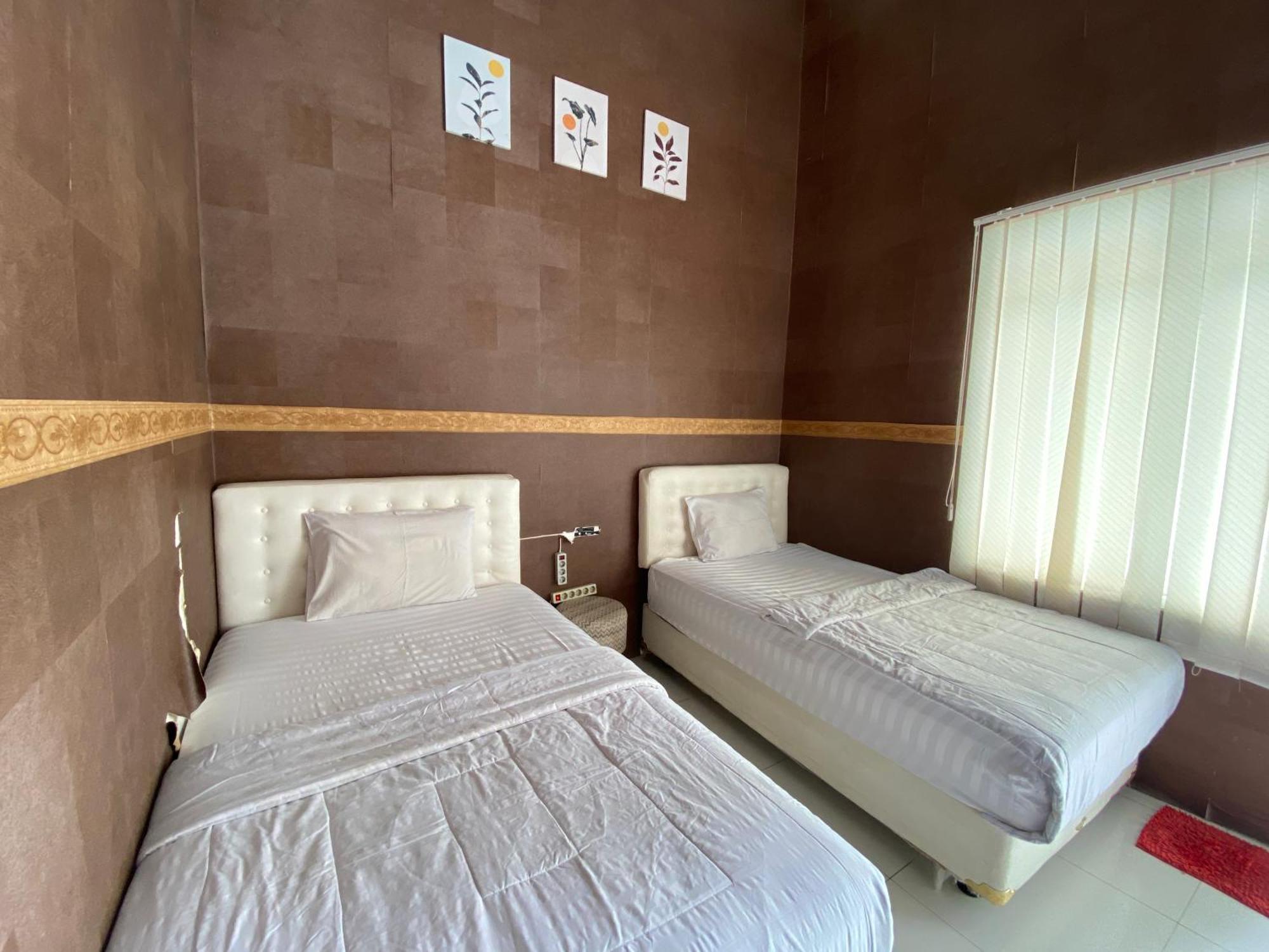 Griya Rw Family Guest House Redpartner Solo Esterno foto