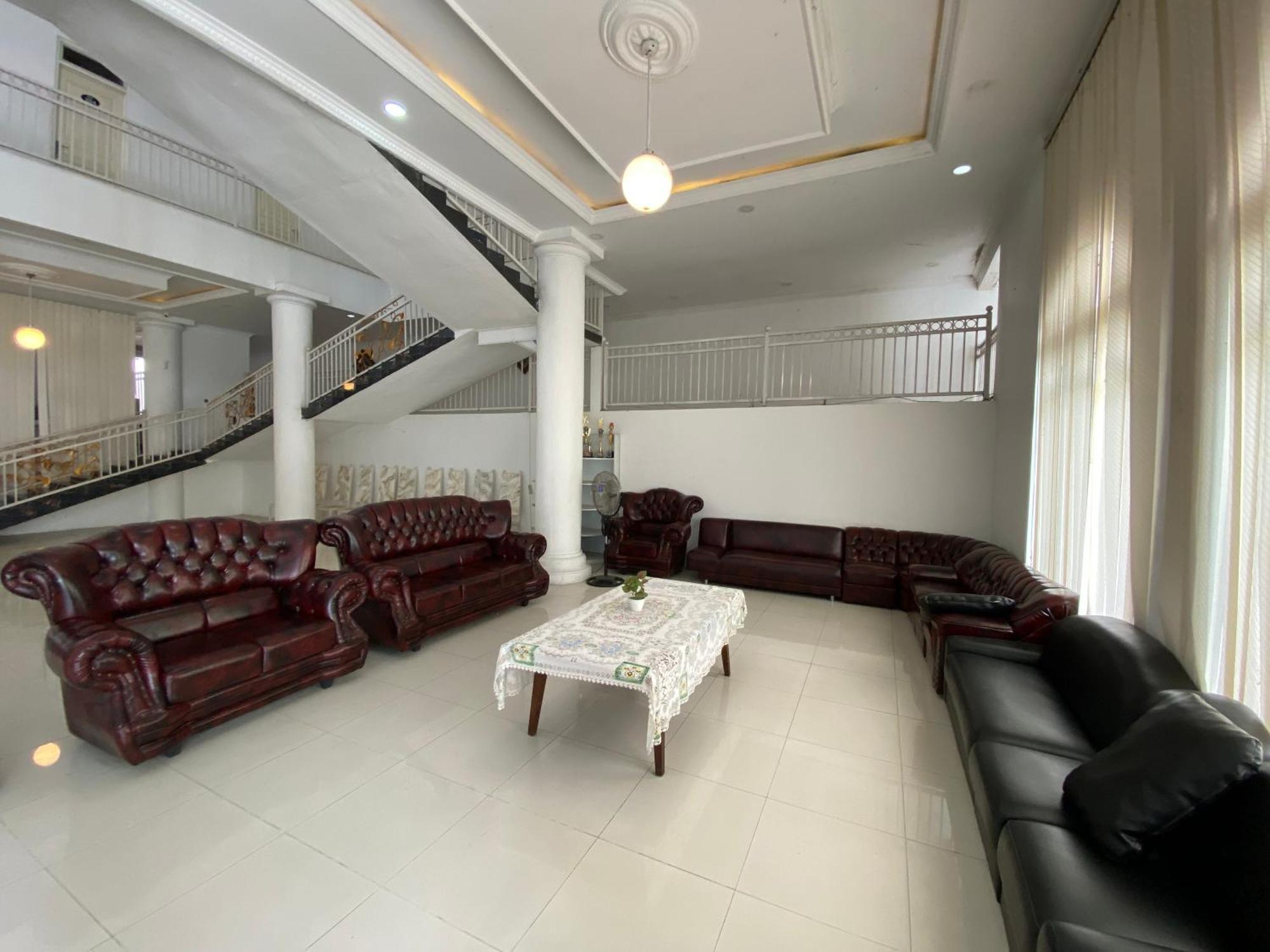 Griya Rw Family Guest House Redpartner Solo Esterno foto