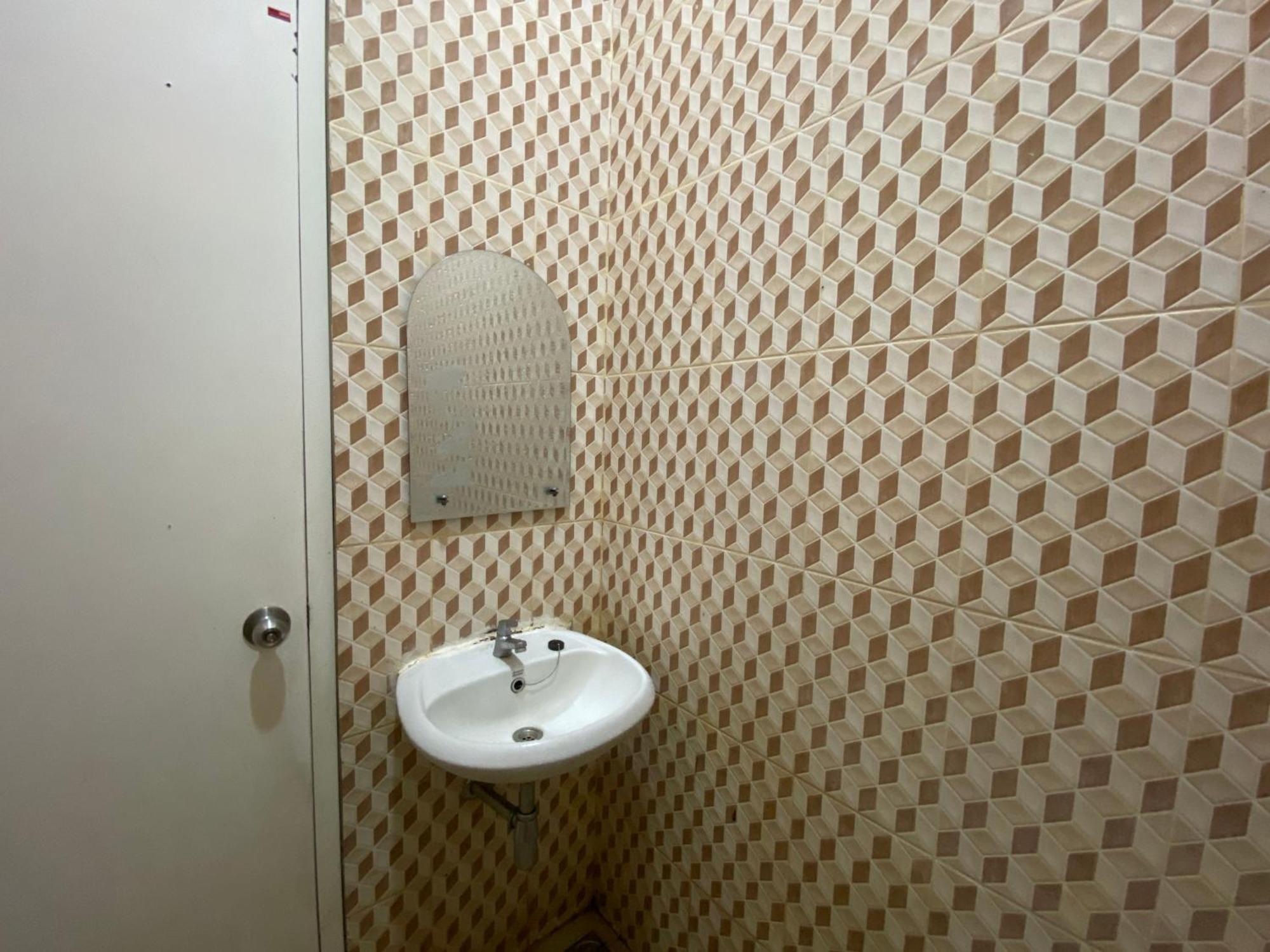 Griya Rw Family Guest House Redpartner Solo Esterno foto