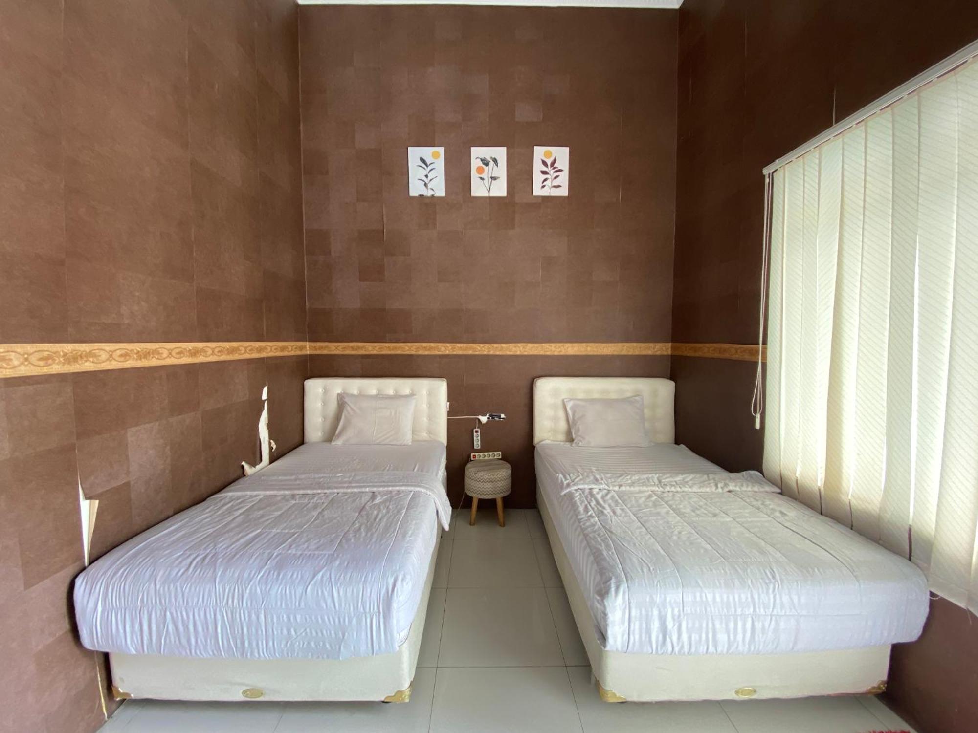 Griya Rw Family Guest House Redpartner Solo Esterno foto